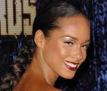 Alicia Keys, suit elle aussi le mouvement et se pare d'une incroyable tresse qui lui va à ravir ! 