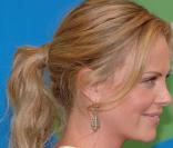 Charlize Theron est simplement ravissante avec sa queue de cheval légèrement sauvage !<br />