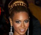 Beyoncé, très princière grâce à sa coiffure impeccable ! La natte ne fait que donner encore plus d'allure à sa coiffure. 