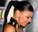 Fergie a un petit faible pour les tresses ! Ca tombe bien, elle les porte terriblement bien. Plaquée et tressée jusqu'au bout, sa coiffure est superbe ! 