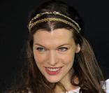 Milla Jovovich, glamourissime avec son bandeau bijou qu'elle arbore lors de soirées très select !