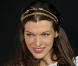 Milla Jovovich, glamourissime avec son bandeau bijou qu'elle arbore lors de soirées très select !