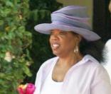 La célèbre animatrice Oprah Winfrey dans les rues de Santa Barbara, le 24 mai