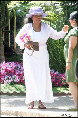 La célèbre animatrice Oprah Winfrey dans les rues de Santa Barbara, le 24 mai