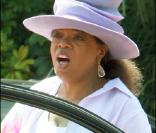 La célèbre animatrice Oprah Winfrey dans les rues de Santa Barbara, le 24 mai
