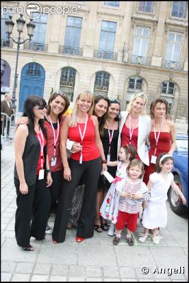 10e Rallye des Princesses. Au départ de la place Vendôme, le 1er juin 2009 : Eva Jaerlhing, Valérie Benaïm, Florence Dehaine, Hermine de Clermont-Tonnerre et ses enfants Callixte et Allegra, Olivia Catton, Luana Belmondo et Maurizia Purini...