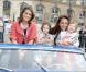 10e Rallye des Princesses. Au départ de la place Vendôme, le 1er juin 2009 : Valérie Benaïm et Hermine de Clermont-Tonnerre avec ses enfants Callixte et Allegra