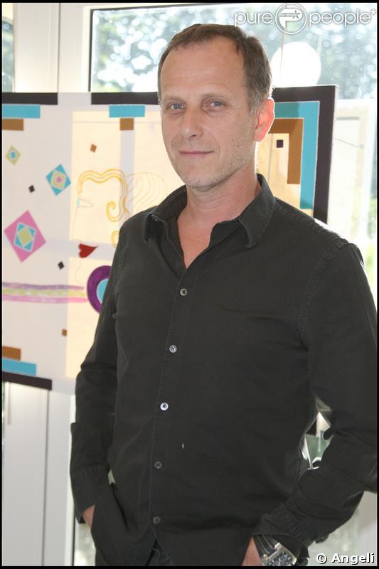 Charles Berling à l'exposition picturale intitulée Les Droits de l'Âme, à l'Espace Cardin, hier