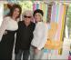 L'organisatrice Valeria Attinelli (D), Mar Cerrone (Centre) et sa femme (G) à l'exposition picturale intitulée Les Droits de l'Âme, à l'Espace Cardin, hier
