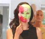 Qui se cache derrière ce masque ? ... Helena Noguerra ! 