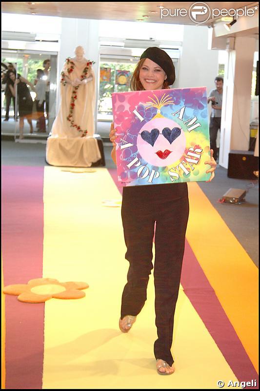 Alexandra Kazan à l'exposition picturale intitulée Les Droits de l'Âme, à l'Espace Cardin, hier