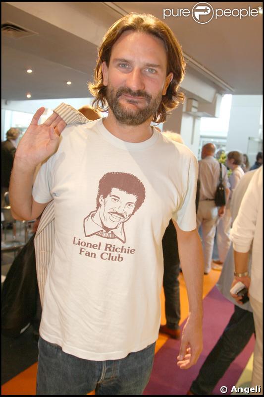 Frédéric Beigbeder à l'exposition picturale intitulée Les Droits de l'Âme, à l'Espace Cardin, hier
