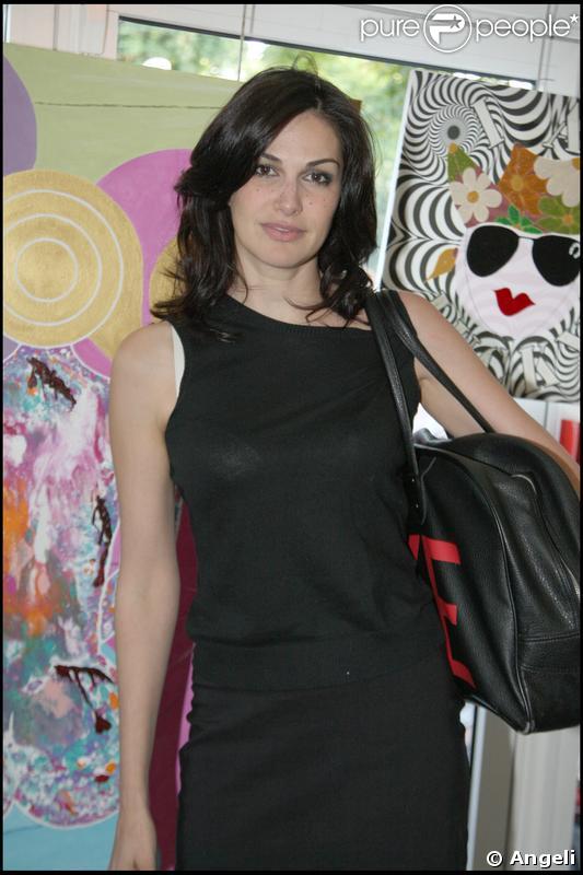 Helena Noguerra à l'exposition picturale intitulée Les Droits de l'Âme, à l'Espace Cardin, hier