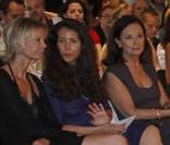 Dans le public, on peut apercevoir Hélène de Yougoslavie (G), Astrid Bétancourt (centre) et sa mère (D). Elles ont assisté au défilé 