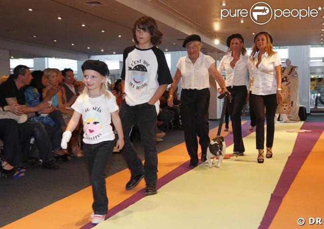 La famille Coupérie (Virginie, la compagne de Charles Berling est en arrière plan) a assisté au défile Les Droits de l'Âme à l'Espace Cardin, hier. L'expo était organisée par Valeria Attinelli, qui a également peint les toiles