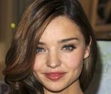Les jolies boucles brunes de Miranda Kerr ont reçu des légers reflets couleur miel qui ne font qu'adoucir le visage angélique du top australien. 