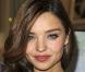 Les jolies boucles brunes de Miranda Kerr ont reçu des légers reflets couleur miel qui ne font qu'adoucir le visage angélique du top australien.