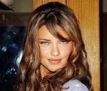 Adriana Lima fait rêver les hommes et les femmes du monde entier par son regard clair et perçant. Mais celui-ci est savamment mis en valeur sa une chevelure dorée. 