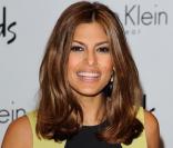 De bimbo un peu vulgaire, Eva Mendes s'est transformée en femme classe et sexy. Son carré long et sage contraste habilement avec une couleur caramel et brillante. 