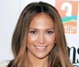 Jennifer Lopez a choisi d'encadrer son visage par de douces mèches miel qui mettent en valeur son teint hâlé.