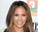 Jennifer Lopez a choisi d'encadrer son visage par de douces mèches miel qui mettent en valeur son teint hâlé.