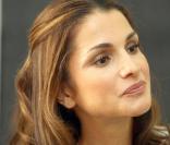 La belle Rania de Jordanie a modernisé le statut de reine, notamment par son look toujours impeccable et soigné. Sa longue chevelure dorée est l'un de ses principaux atouts. 