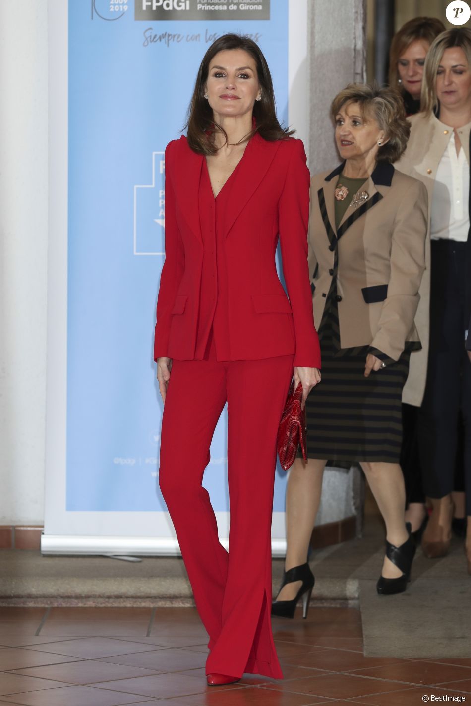 La reine Letizia d'Espagne (tailleur pantalon Roberto Torretta) lors de la cÃ©rÃ©monie de proclamation des laurÃ©ats du Prix social de la Fondation Princesse de GÃ©rone, le 6 mars 2019 Ã  Caceres.