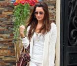 Ashley Tisdale sort de chez elle afin de rejoindre l'aéroport de Los Angeles, LAX, le 3 juin 2009