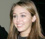 Miley Cyrus lors d'une prestation au centre commercial The Grove à West Hollywood, le 5 juin 2009