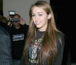 Miley Cyrus lors d'une prestation au centre commercial The Grove à West Hollywood, le 5 juin 2009