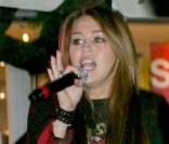 Miley Cyrus lors d'une prestation au centre commercial The Grove à West Hollywood, le 5 juin 2009
