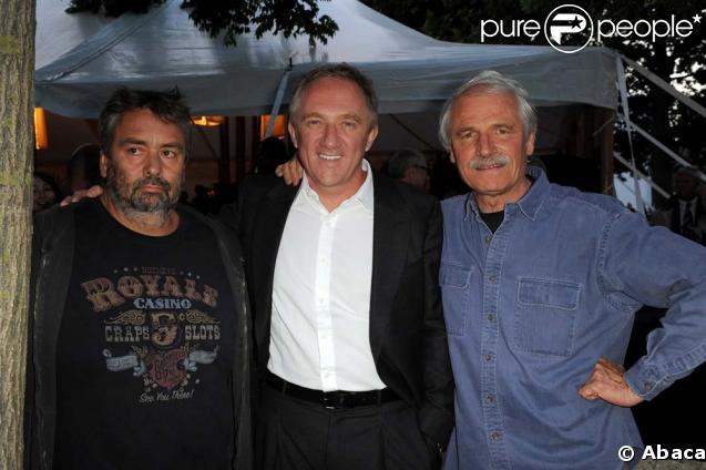 Le film documentaire Home a été projeté sur écrans géants au Champ de Mars à Paris, le 5 juin 2009. Etaient présents Luc Besson, François-Henri Pinault et Yann Arthus-Bertrand.