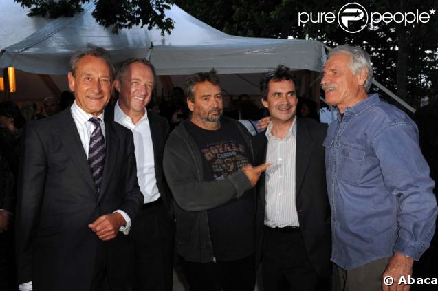 Le film documentaire Home a été projeté sur écrans géants au Champ de Mars à Paris, le 5 juin 2009. Etaient présents Bertrand Delanoë, François-Henri Pinault, Luc Besson, le producteur Denis Carot et Yann Arthus-Bertrand.
