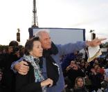Le film documentaire Home a été projeté sur écrans géants au Champ de Mars à Paris, le 5 juin 2009. Yann Arthus-Bertrand et sa femme Anne. 