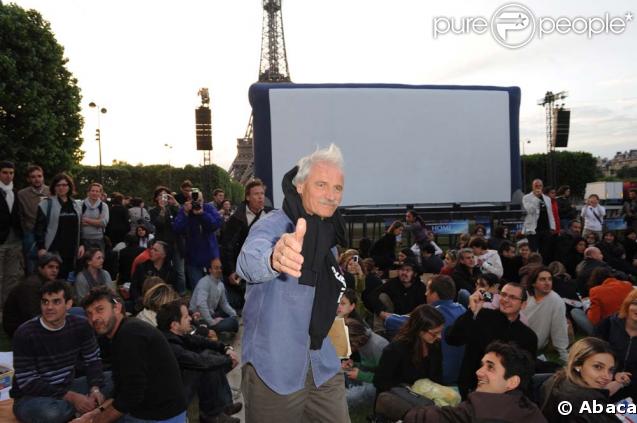 Le film documentaire Home, de Yann Arthus-Bertrand, a été projeté sur écrans géants au Champ de Mars à Paris, le 5 juin 2009.  