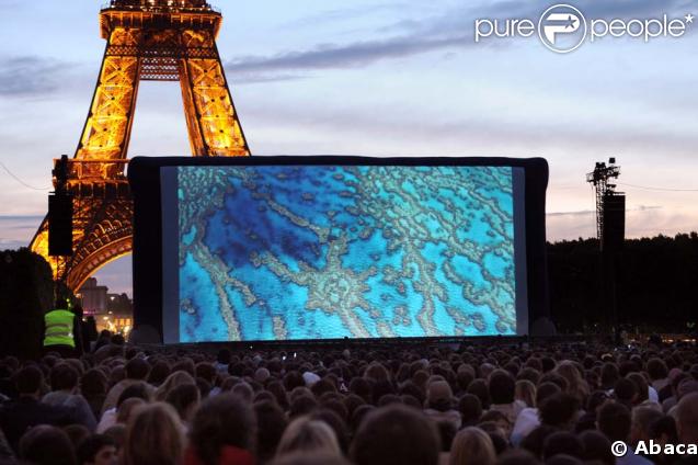 Le film documentaire Home a été projeté sur écrans géants au Champ de Mars à Paris, le 5 juin 2009.  
