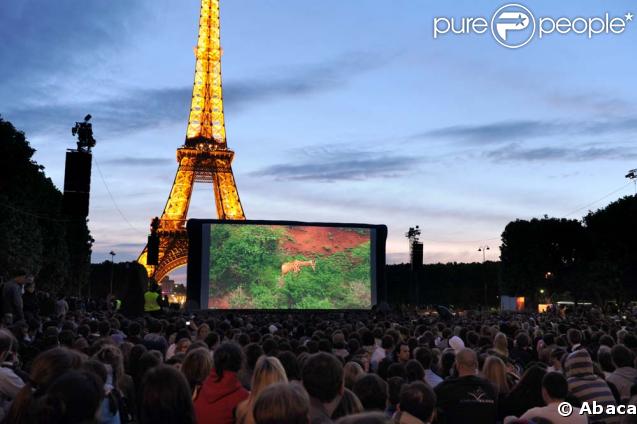 Le film documentaire Home a été projeté sur écrans géants au Champ de Mars à Paris, le 5 juin 2009.  