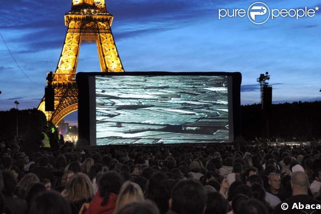 Le film documentaire Home a été projeté sur écrans géants au Champ de Mars à Paris, le 5 juin 2009.  