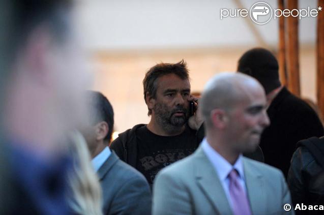 Le film documentaire Home, soutenu par Luc Besson, a été projeté sur écrans géants au Champ de Mars à Paris, le 5 juin 2009. 