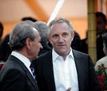 Le film documentaire Home a été projeté sur écrans géants au Champ de Mars à Paris, le 5 juin 2009. Bertrand Delanoë et François-Henri Pinault en pleine discussion. 