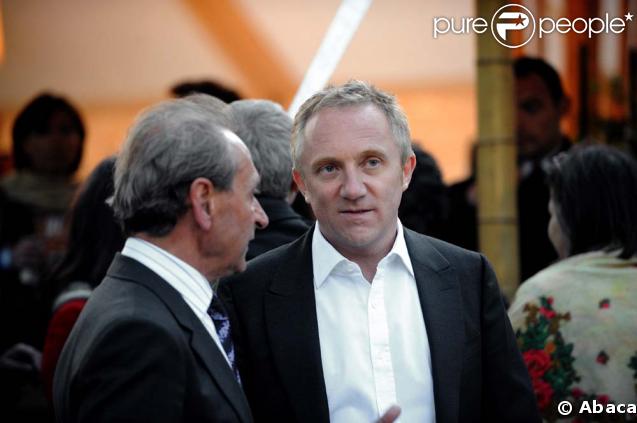 Le film documentaire Home a été projeté sur écrans géants au Champ de Mars à Paris, le 5 juin 2009. Bertrand Delanoë et François-Henri Pinault en pleine discussion. 