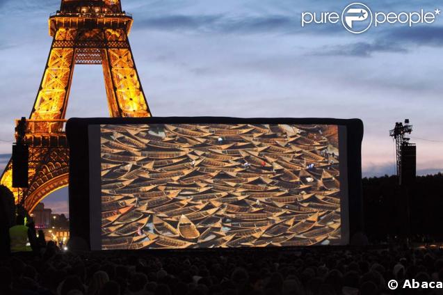 Le film documentaire Home a été projeté sur écrans géants au Champ de Mars à Paris, le 5 juin 2009.  