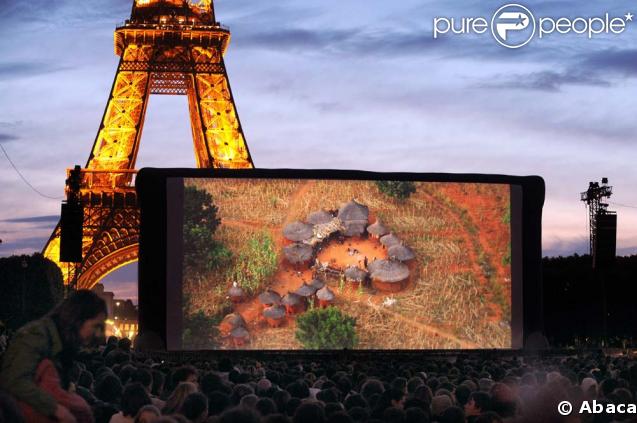 Le film documentaire Home a été projeté sur écrans géants au Champ de Mars à Paris, le 5 juin 2009.  