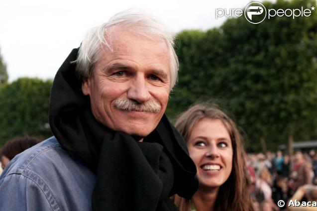 Le film documentaire Home a été projeté sur écrans géants au Champ de Mars à Paris, le 5 juin 2009.  