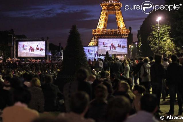 Le film documentaire Home a été projeté sur écrans géants au Champ de Mars à Paris, le 5 juin 2009.  