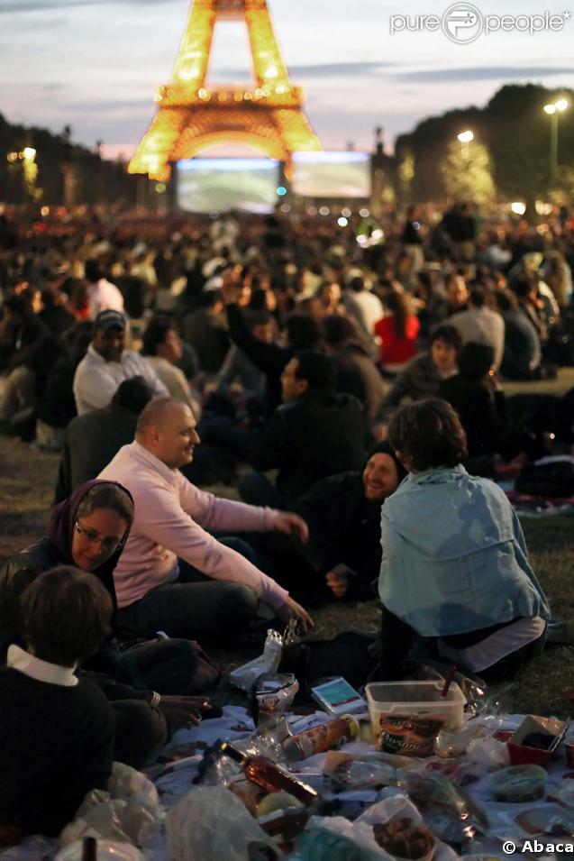 Le film documentaire Home a été projeté sur écrans géants au Champ de Mars à Paris, le 5 juin 2009.  