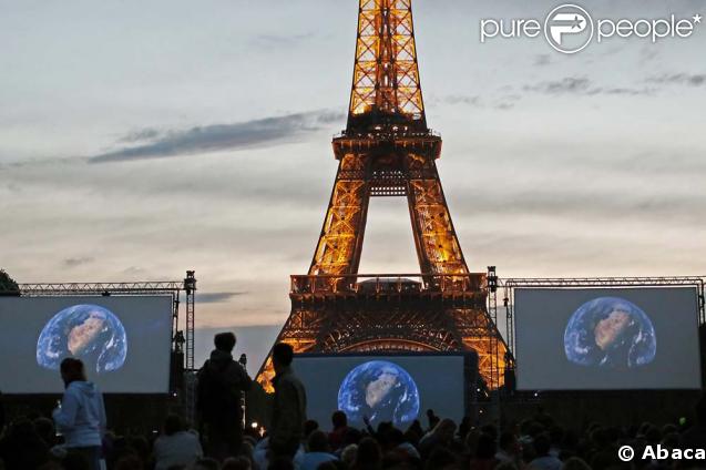 Le film documentaire Home a été projeté sur écrans géants au Champ de Mars à Paris, le 5 juin 2009.  