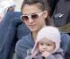 Jessica Alba s'accorde un peu de détente avec sa fille au parc à Los Angeles.  