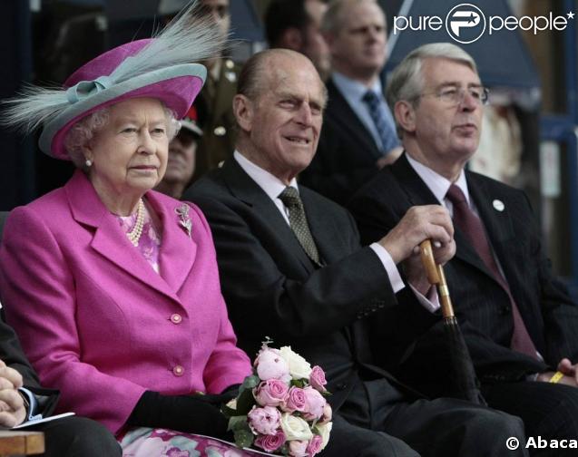 Elizabeth II d'Angleterre et son pari le prince Philip visite l'institution Coram