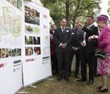 Elizabeth II d'Angleterre visite l'institution Coram
